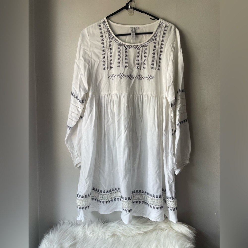 Grace+Karma Chic White Embroidered Tunic Dress